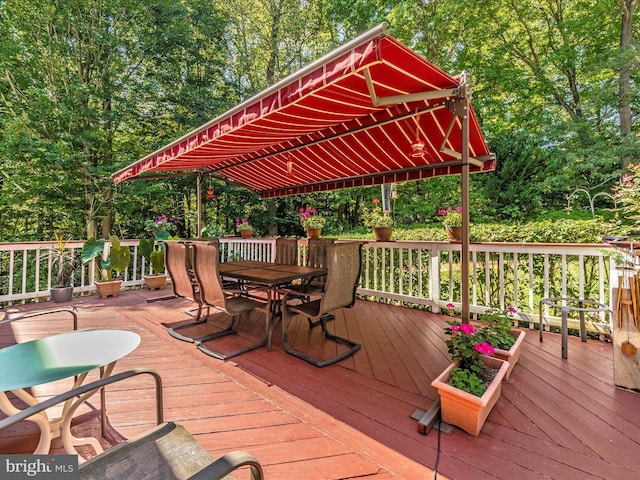 deck with outdoor dining space