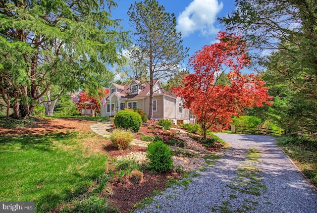 2801 Riva Rd, Annapolis, MD 21401 - view of front facade featuring fence and a front yard