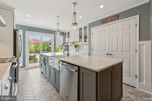 15 Chesapeake Lndg, Annapolis, MD 21403 - kitchen featuring a sink, stainless steel appliances, a kitchen island with sink, glass insert cabinets, and recessed lighting
