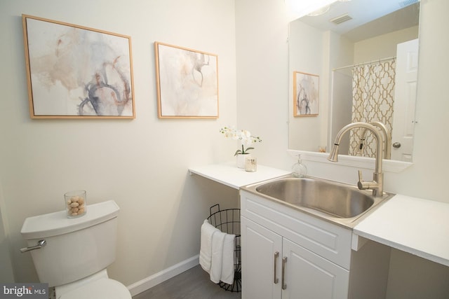 full bathroom featuring vanity, visible vents, baseboards, and toilet