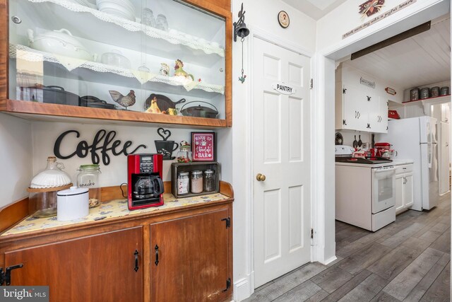 26547 Old State Rd, Crisfield, MD 21817 - detailed view of white appliances and wood finished floors