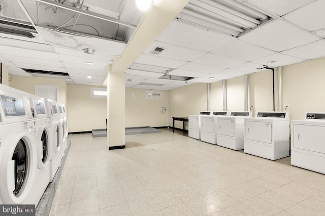 community laundry room with visible vents, independent washer and dryer, light floors, and baseboards