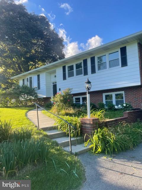 3433 Gregg Rd, Brookeville, MD 20833 - split foyer home featuring brick siding and central AC