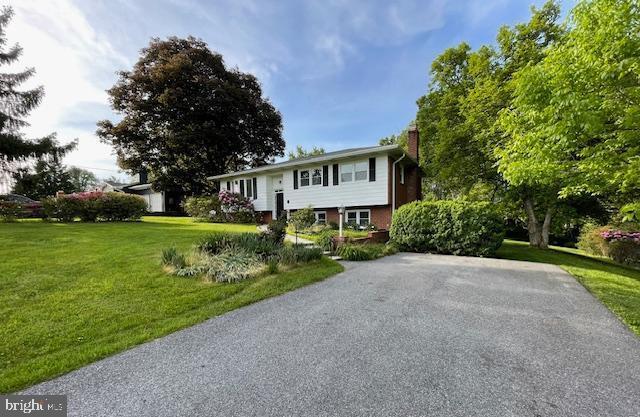 3433 Gregg Rd, Brookeville, MD 20833 - split foyer home with a chimney and a front yard