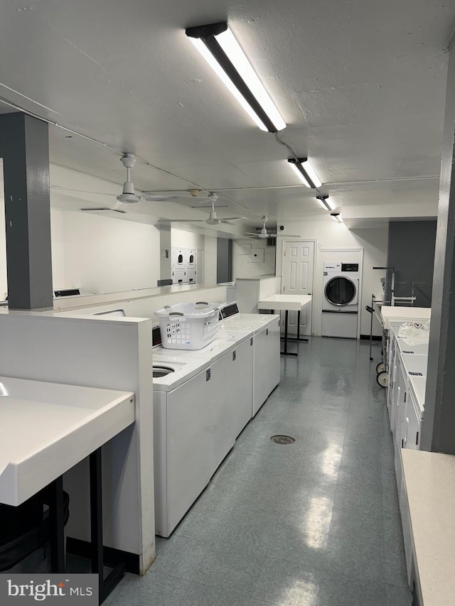 community laundry room featuring washing machine and clothes dryer, a ceiling fan, and light floors