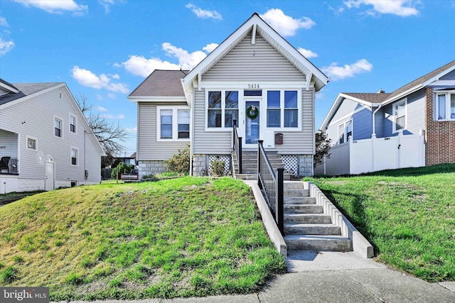 view of front of property featuring a front yard and fence