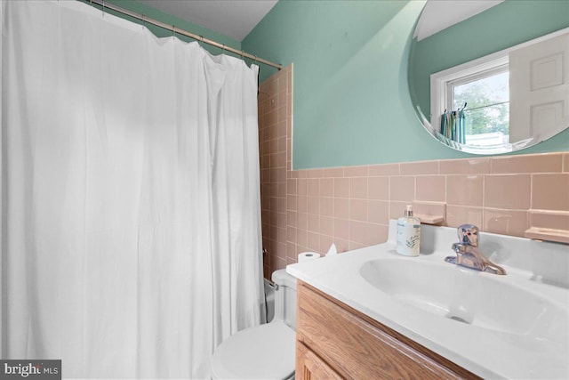 331 Ridge Ave, Winchester, VA 22601 - full bath with vanity, tile walls, and wainscoting