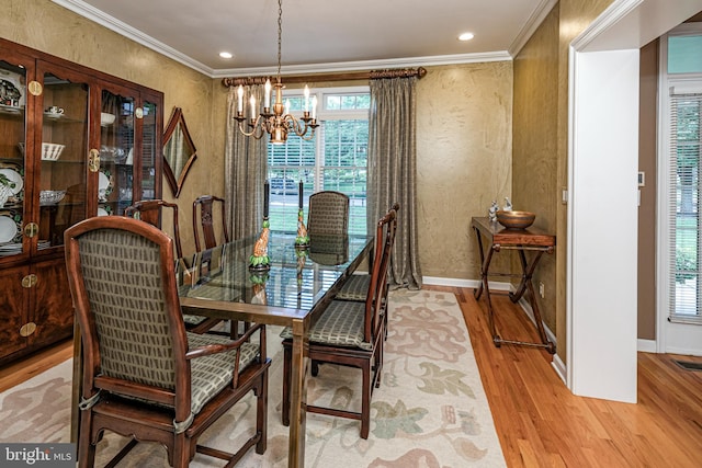 dining room with light wood-type flooring, a chandelier, crown molding, baseboards, and recessed lighting