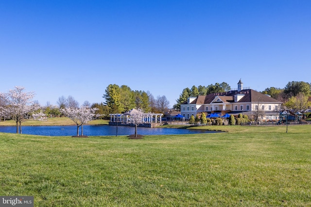 view of grassy yard featuring a water view