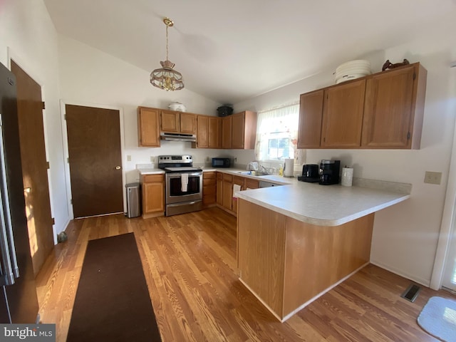 kitchen with stainless steel appliances, under cabinet range hood, light wood-type flooring, a peninsula, and light countertops