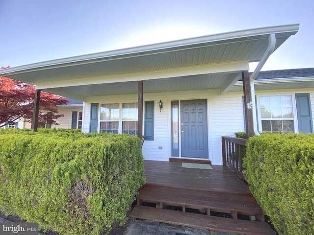 property entrance featuring a porch