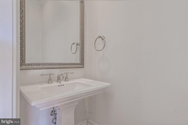 bathroom featuring a sink
