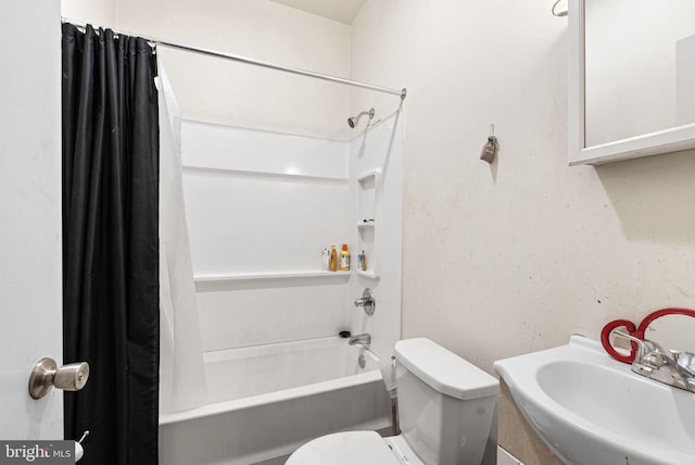 full bath with shower / tub combo, toilet, and vanity