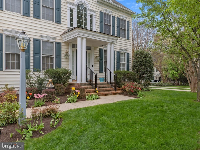 view of front facade with a front yard