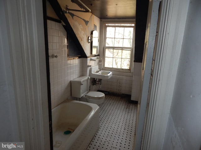 605 Upland Rd, Pikesville, MD 21208 - full bathroom featuring tile patterned floors, toilet, a sink, tile walls, and a bath