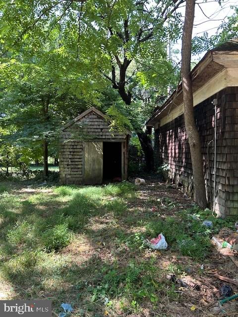 605 Upland Rd, Pikesville, MD 21208 - view of yard featuring a storage shed and an outdoor structure