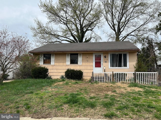 view of front of property with a front lawn