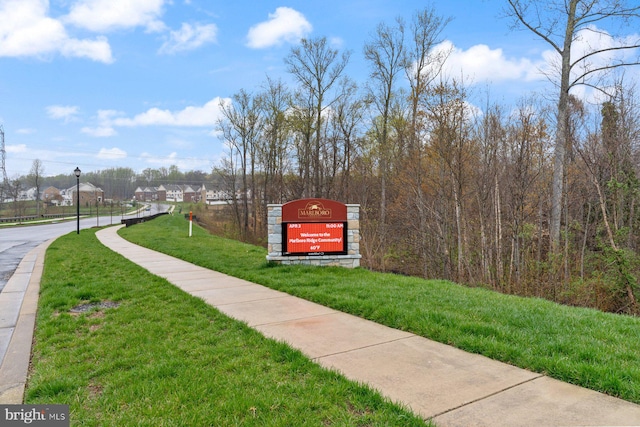 view of property's community featuring a lawn