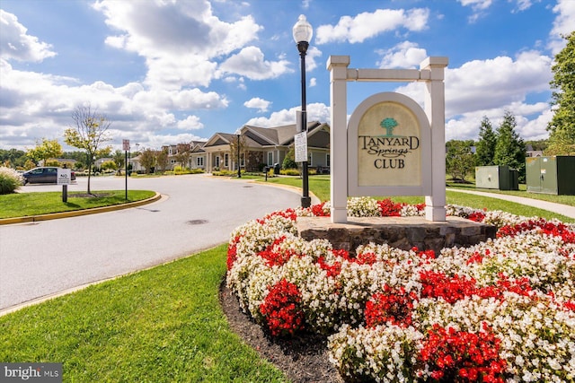 community / neighborhood sign with a residential view