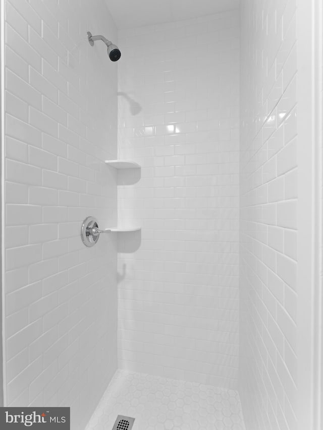 bathroom featuring a tile shower