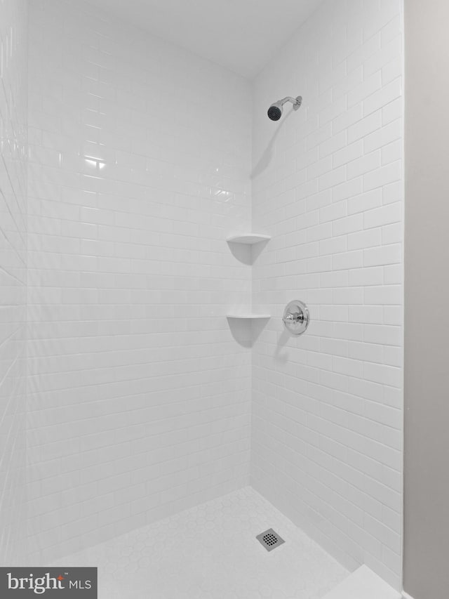 bathroom featuring a tile shower