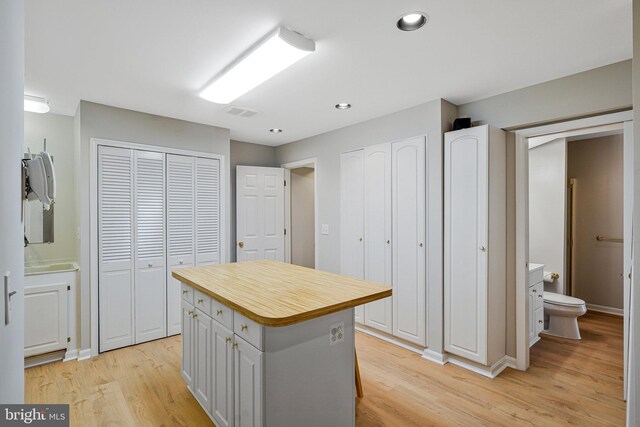 218 Foxborough Dr SW, Leesburg, VA 20175 - kitchen featuring light wood finished floors, white cabinetry, a center island, and baseboards