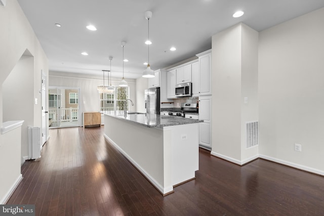 5957 Whelan Ln, Frederick, MD 21703 - kitchen featuring stainless steel appliances, a sink, a center island with sink, baseboards, and white cabinets