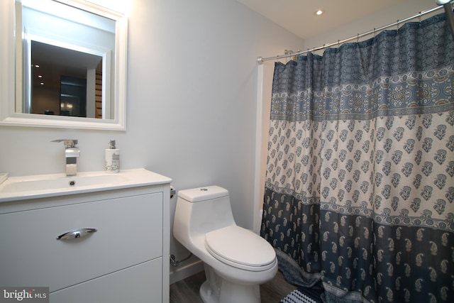 full bath featuring vanity, recessed lighting, curtained shower, and toilet