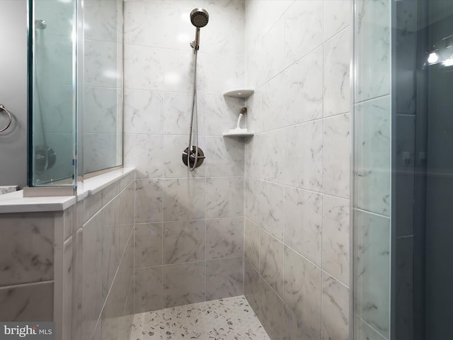 bathroom featuring tiled shower