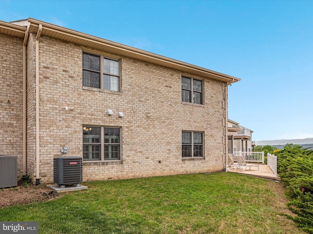 112 Daniel Ct, Strasburg, VA 22657 - rear view of property with a patio, central AC unit, and a yard