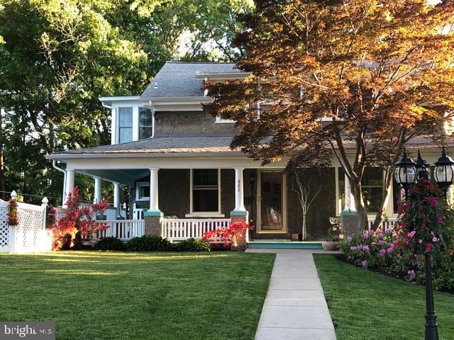 662 S Market St, Elizabethtown, PA 17022 - view of front of house with covered porch and a front lawn
