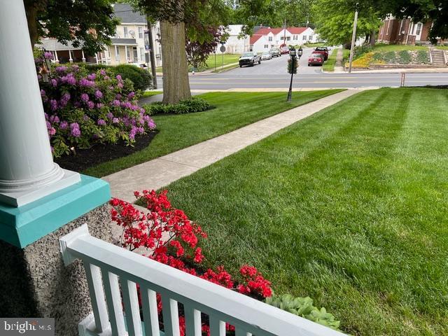 662 S Market St, Elizabethtown, PA 17022 - view of green lawn featuring a residential view