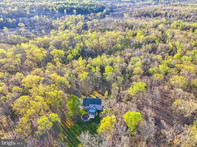 birds eye view of property featuring a forest view