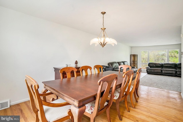 1057 Fitzwatertown Rd, Roslyn, PA 19001 - dining room with baseboards, light wood-type flooring, a notable chandelier, and visible vents