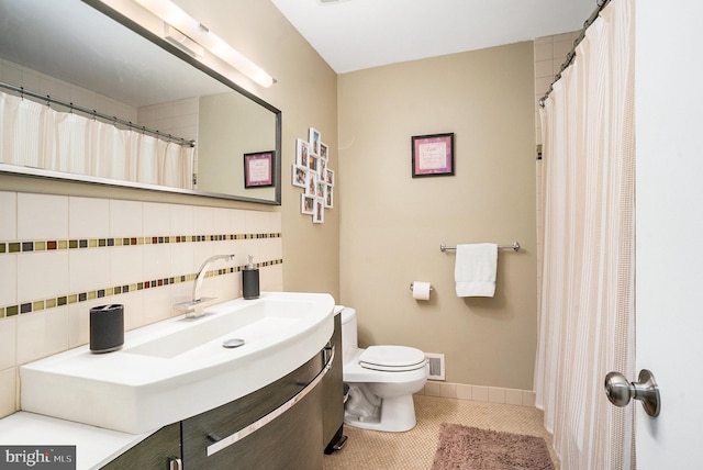 1057 Fitzwatertown Rd, Roslyn, PA 19001 - full bath featuring visible vents, toilet, vanity, decorative backsplash, and tile patterned flooring
