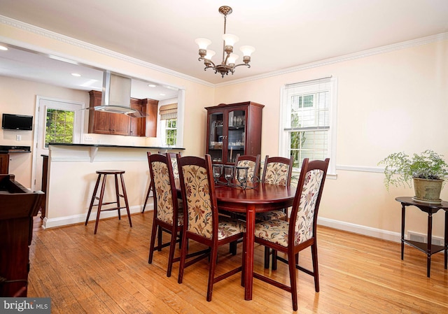 dining space with a chandelier, light wood-style flooring, healthy amount of natural light, crown molding, and recessed lighting
