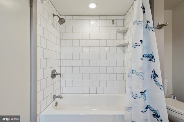 full bath with shower / bath combo with shower curtain, recessed lighting, and toilet