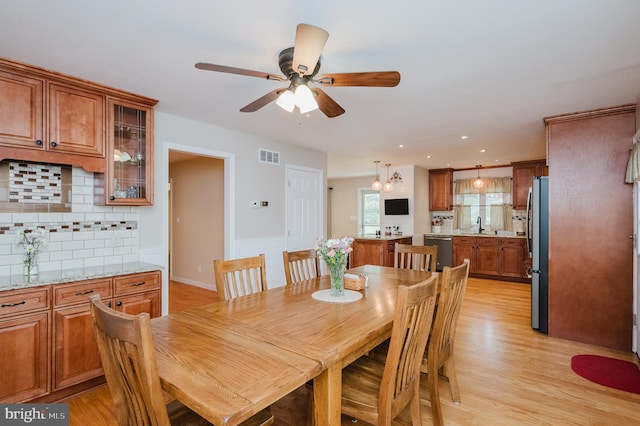 dining room with recessed lighting, visible vents, light wood finished floors, and ceiling fan