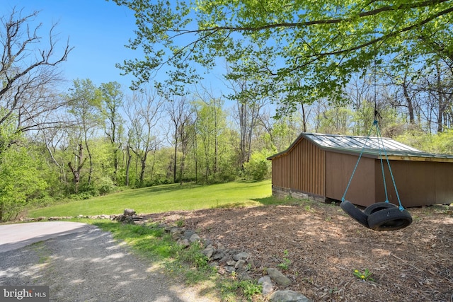 view of yard featuring an outbuilding