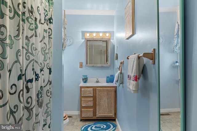 bathroom with baseboards, a shower with curtain, and vanity