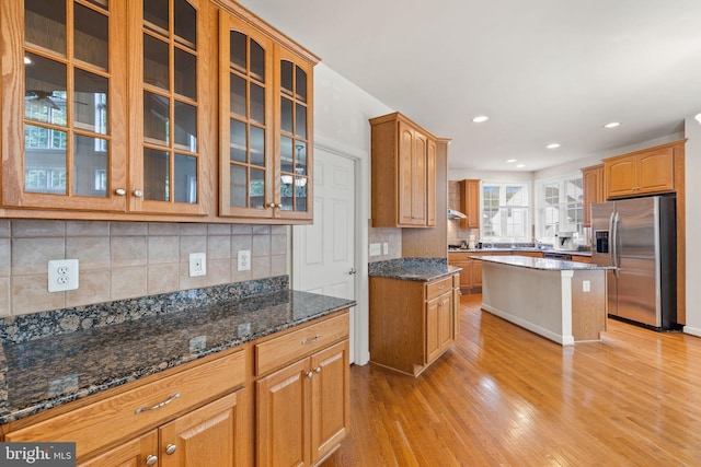 18547 Kerill Rd, Triangle, VA 22172 - kitchen featuring stainless steel refrigerator with ice dispenser, light wood-type flooring, decorative backsplash, dark stone counters, and recessed lighting