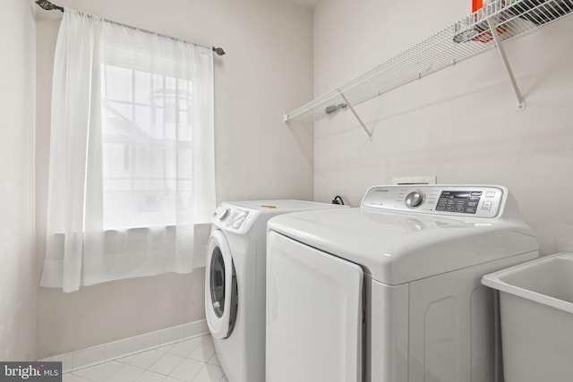 18547 Kerill Rd, Triangle, VA 22172 - laundry area featuring washing machine and dryer, light tile patterned floors, and baseboards