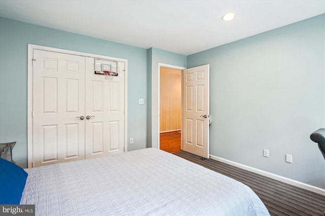 bedroom featuring baseboards, recessed lighting, dark wood-style flooring, and a closet