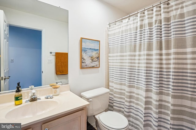 full bath featuring vanity, a shower with shower curtain, and toilet