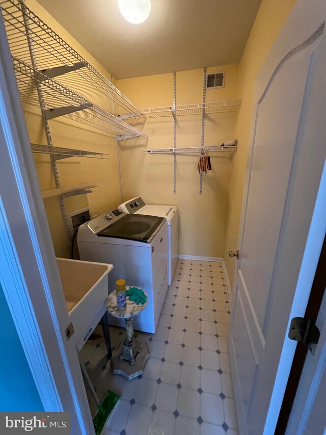 122 Lahinch Ct, Middletown, DE 19709 - washroom featuring tile patterned floors, a sink, washing machine and clothes dryer, laundry area, and visible vents