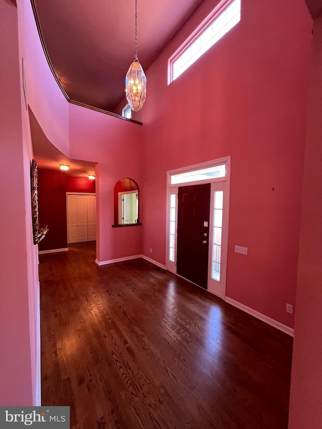 122 Lahinch Ct, Middletown, DE 19709 - entryway featuring a towering ceiling, baseboards, a chandelier, and wood finished floors