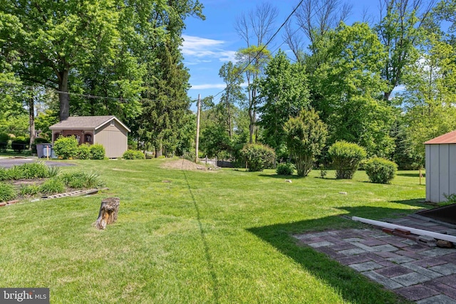 view of green lawn featuring view of wooded area