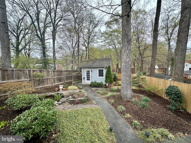 view of yard featuring a fenced backyard and an outbuilding