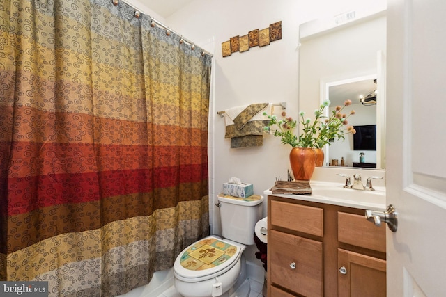 full bath featuring toilet, curtained shower, vanity, and visible vents