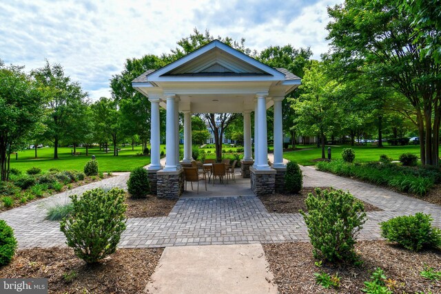 20559 Crescent Pointe Pl, Ashburn, VA 20147 - surrounding community featuring a yard
